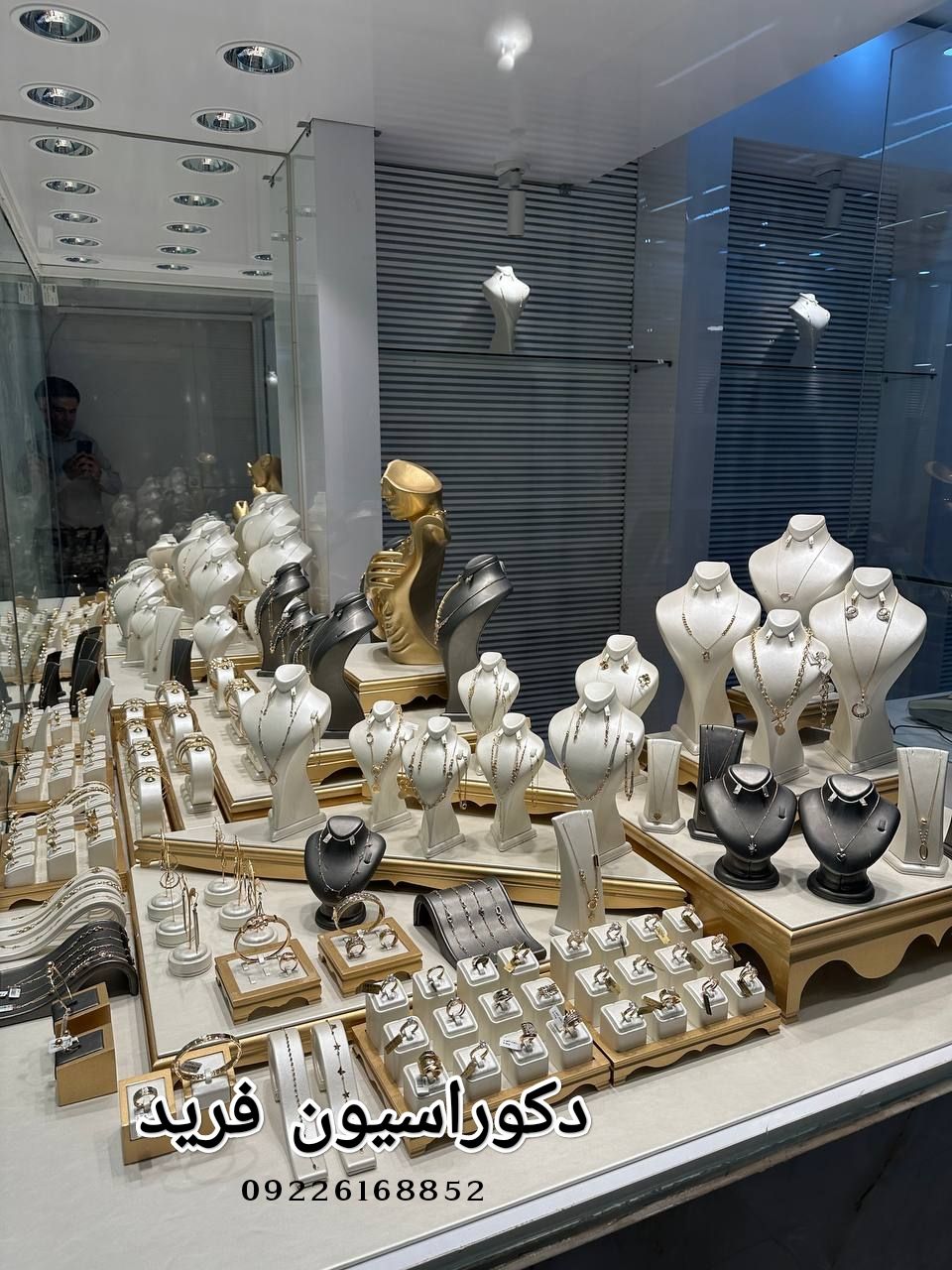 ویترین امگا با مانکن های کلاسیک و نورپردازی حرفه ای